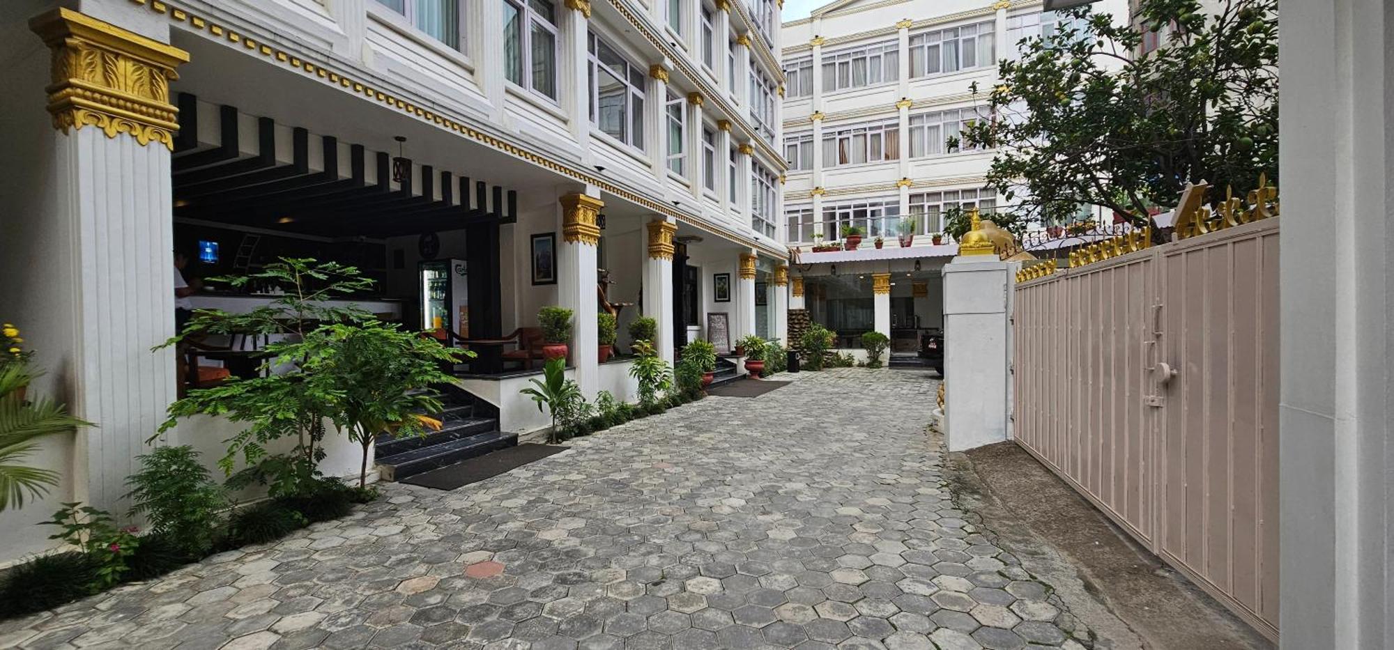Durbar Hotel & Residence Катманду Екстер'єр фото